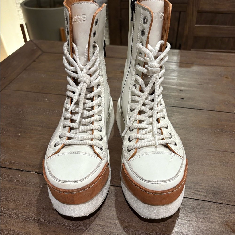 La pop White and Tan High-Top Women's Sneakers